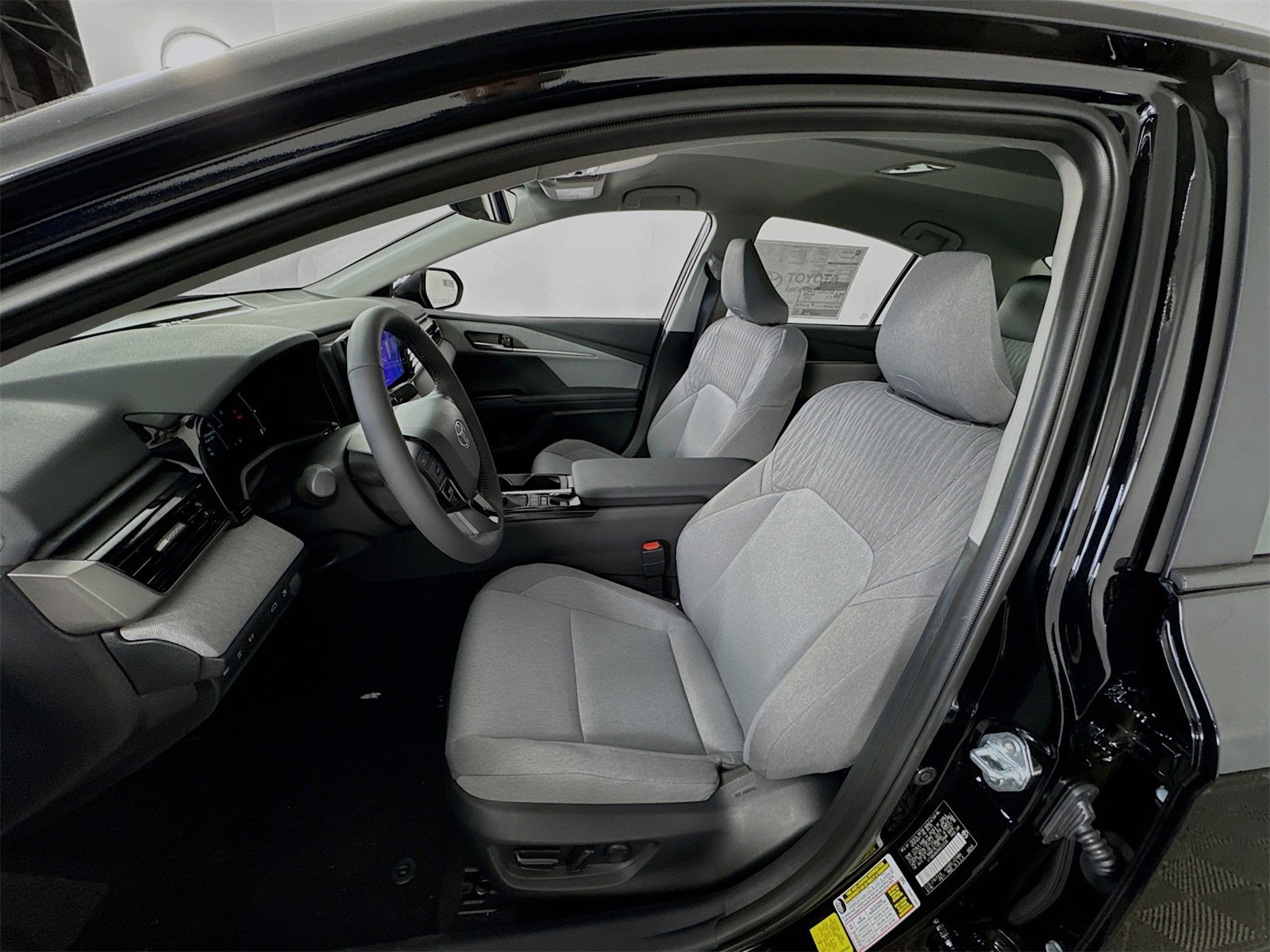 Used 2025 Toyota Camry LE w/ Convenience Package image 10