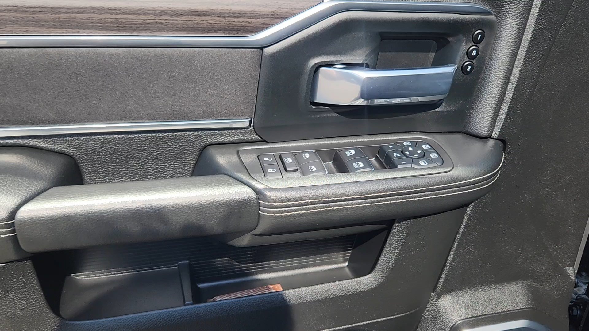 Used 2025 RAM 2500 Laramie AWD/4WD image 31