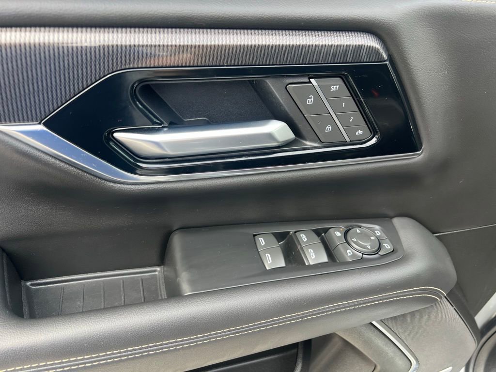 Used 2025 GMC Yukon XL Elevation image 18