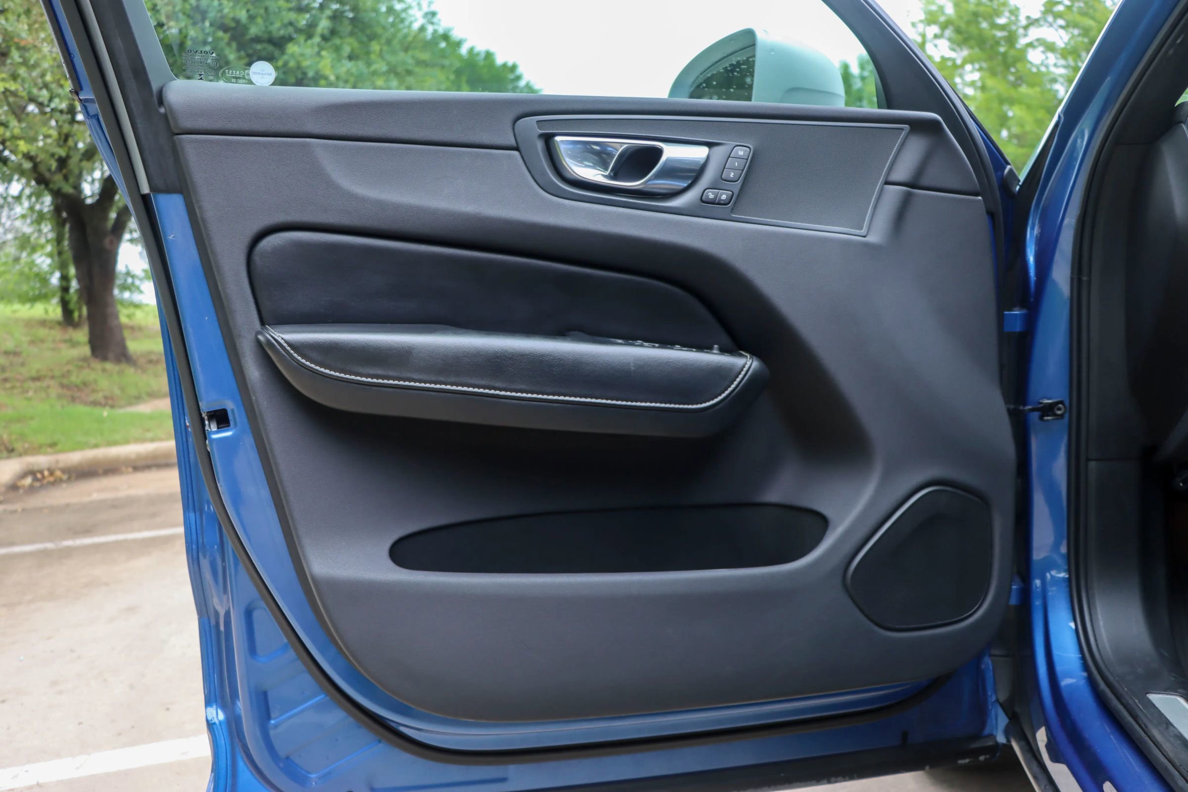 Used 2018 Volvo XC60 T6 R-Design w/ Convenience Package image 13