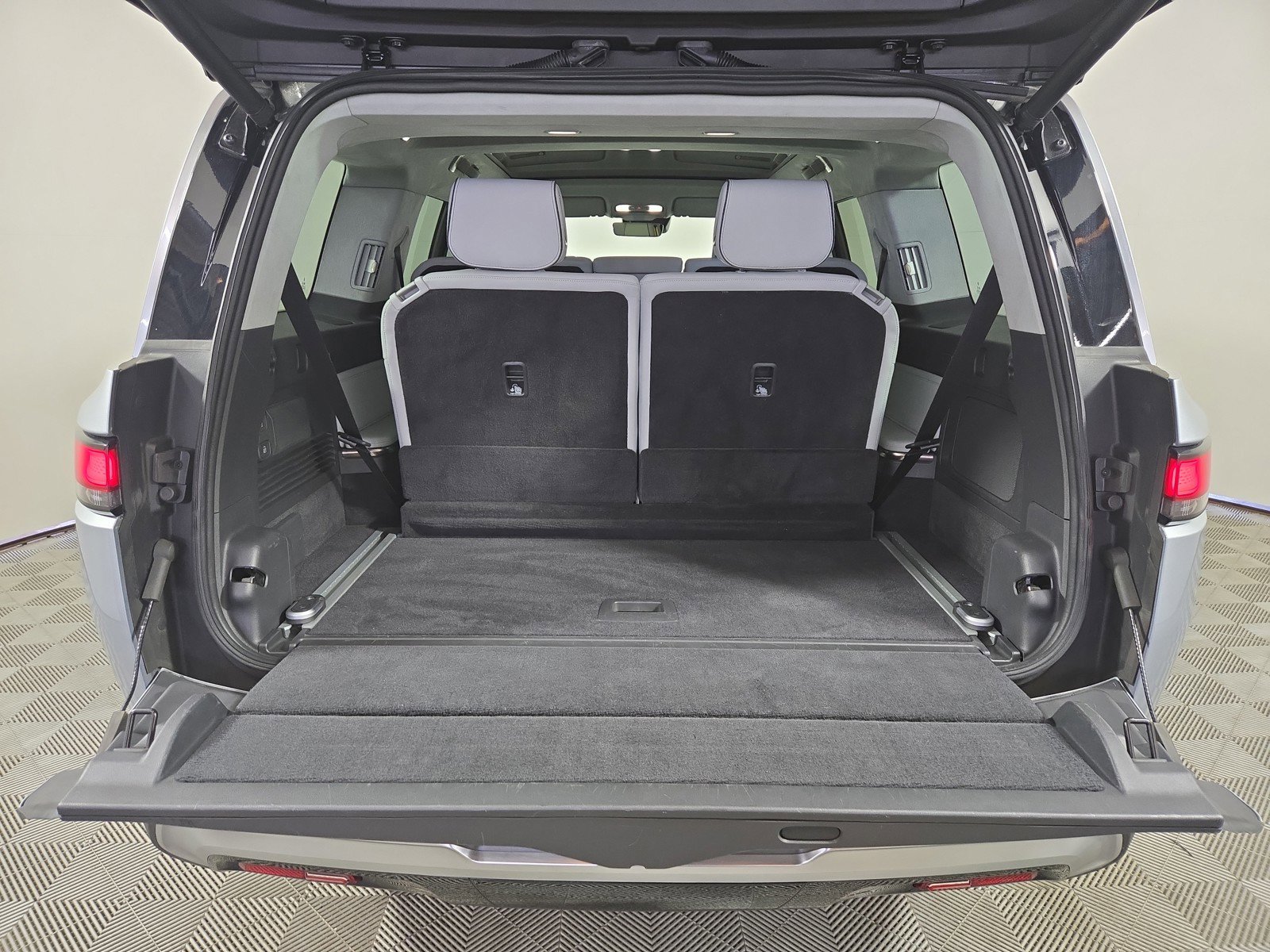 Used 2024 Rivian R1S Adventure image 15