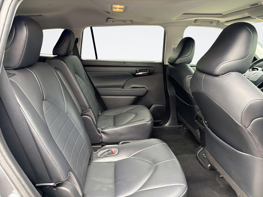 Used 2021 Toyota Highlander XLE AWD/4WD image 33