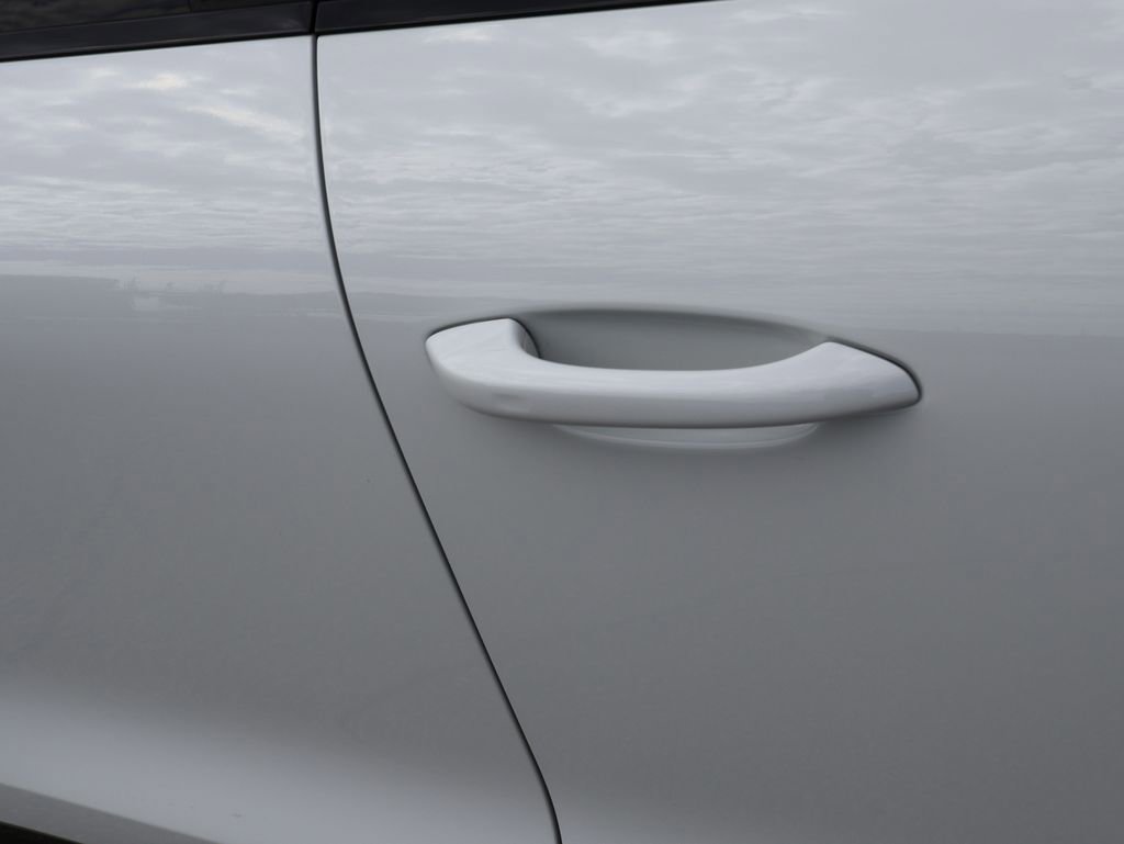 Certified 2025 Porsche Macan Turbo image 16