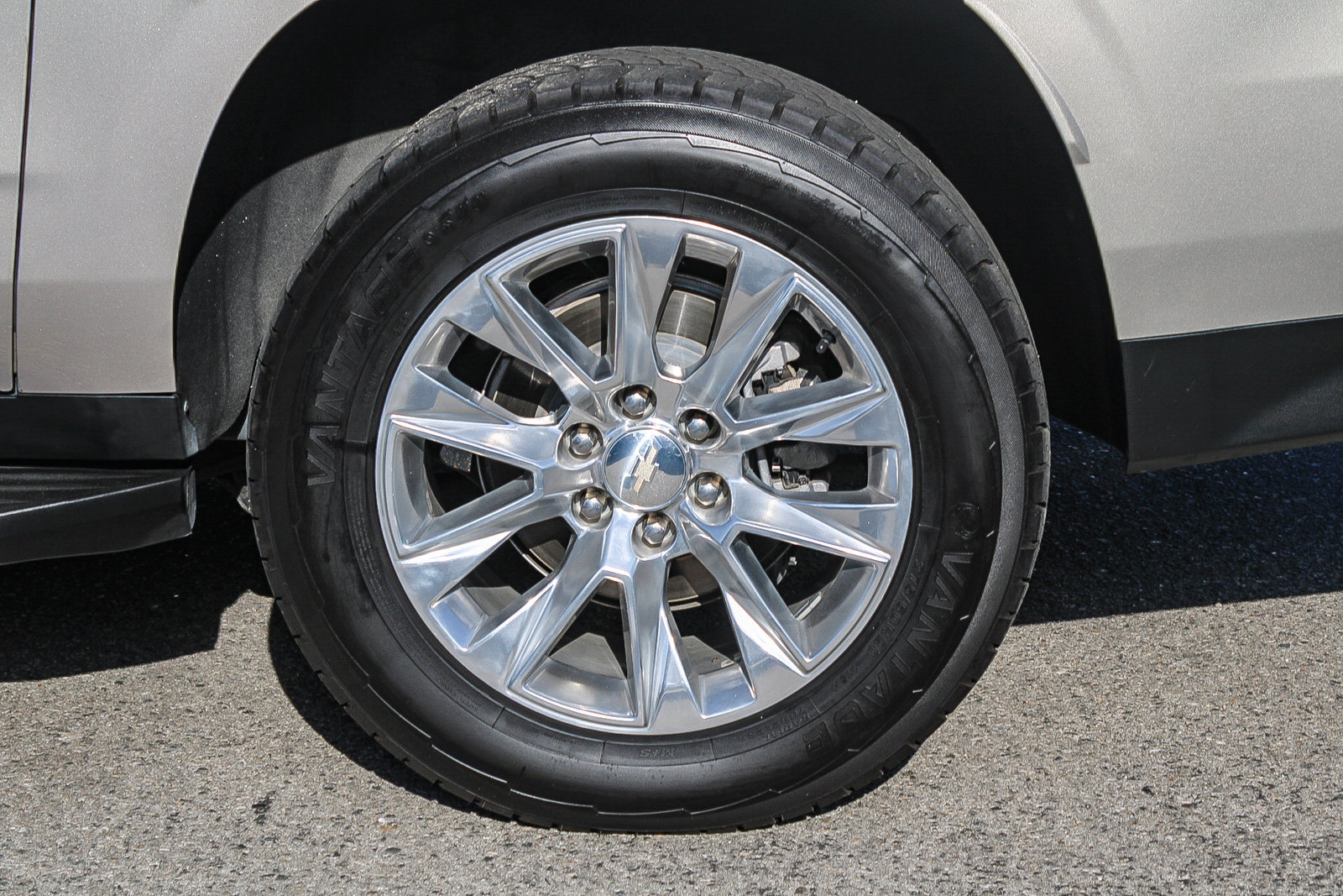 Used 2024 Chevrolet Suburban Premier RWD image 8