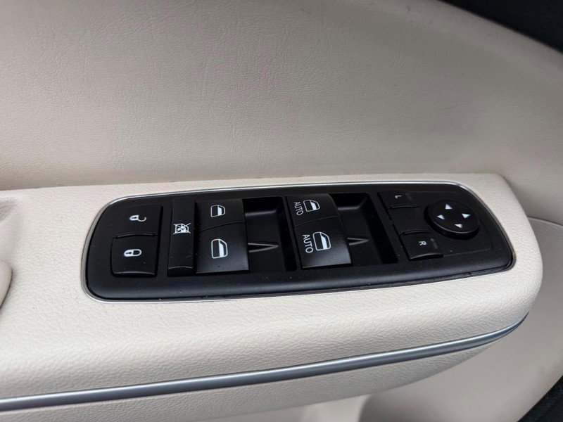 Used 2019 Chrysler 300 Touring w/ Chrome Appearance Package image 18