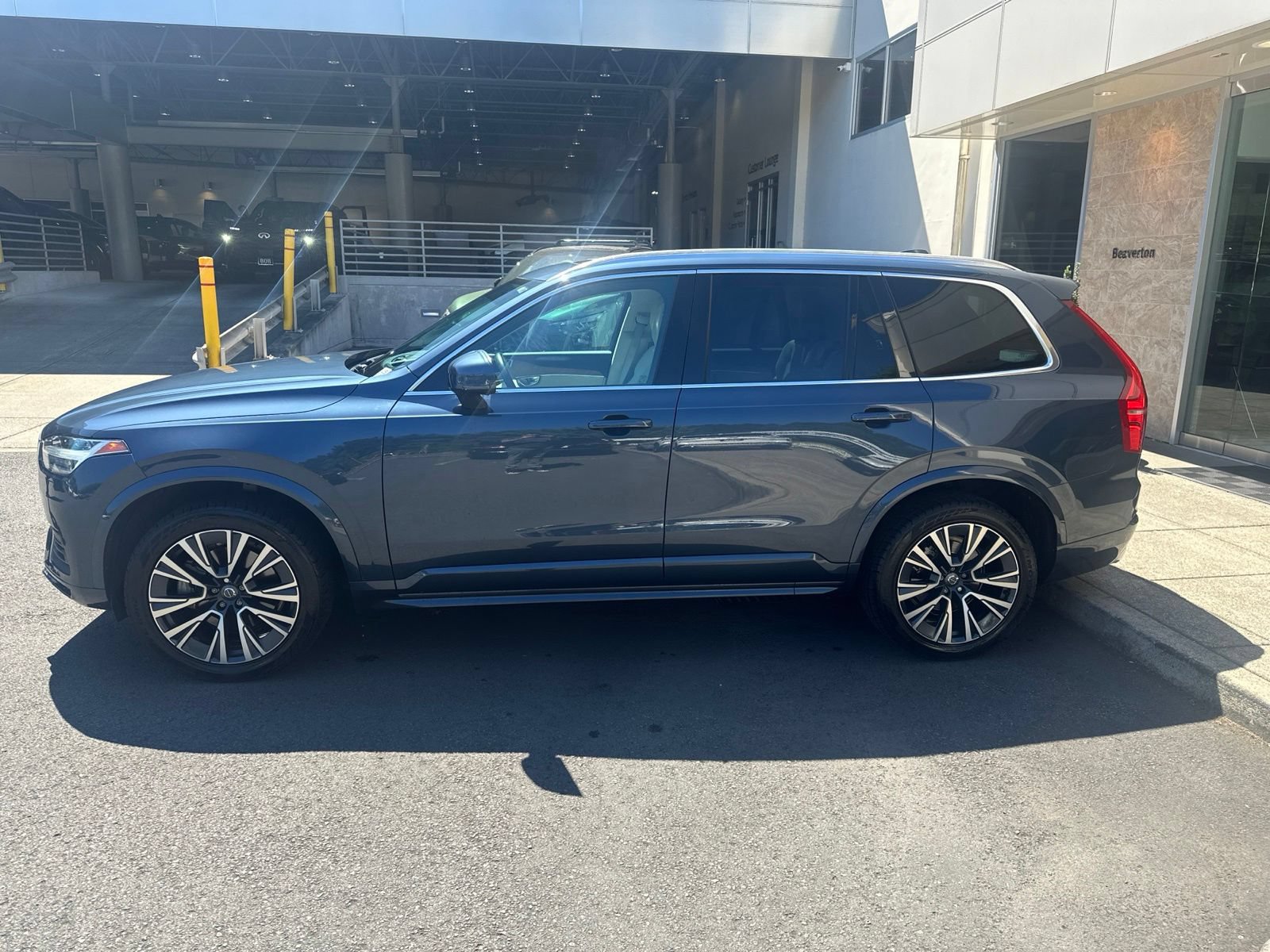 Used 2021 Volvo XC90 T5 Momentum w/ Advanced Package FWD image 2