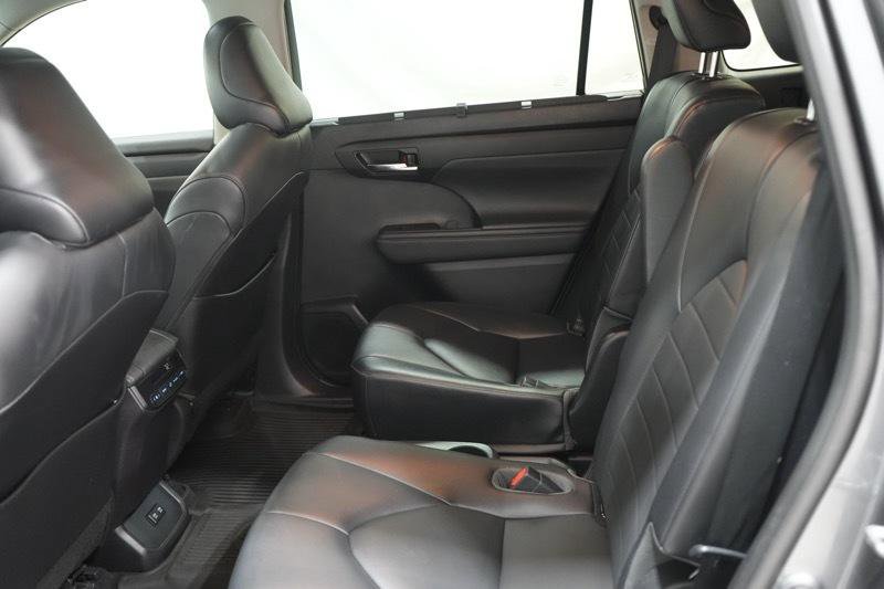 Used 2021 Toyota Highlander XLE AWD/4WD image 24