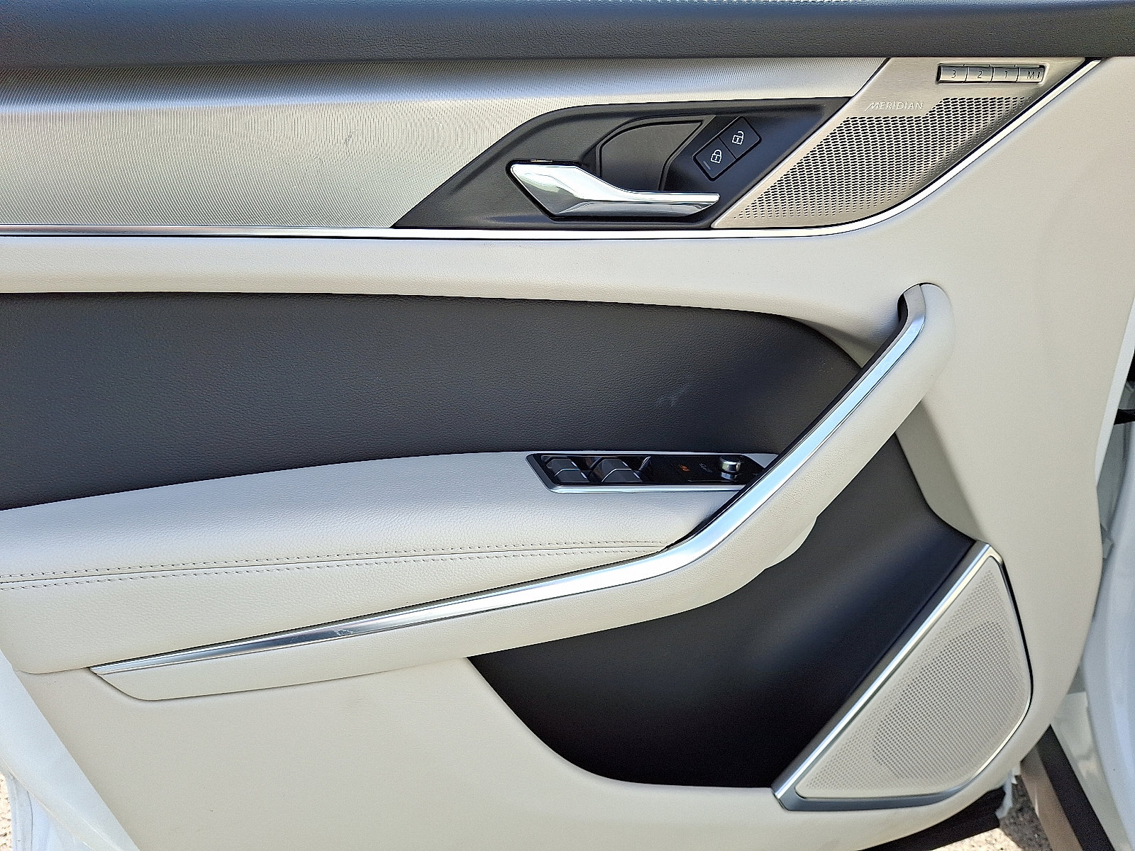 Certified 2025 Jaguar F-PACE R-Dynamic S image 13