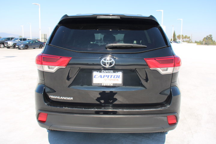 Used 2018 Toyota Highlander LE w/ Carpet Mat Package (TMS) image 4