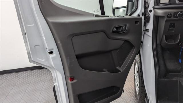 Used 2022 Ford E-Transit Medium Roof image 12