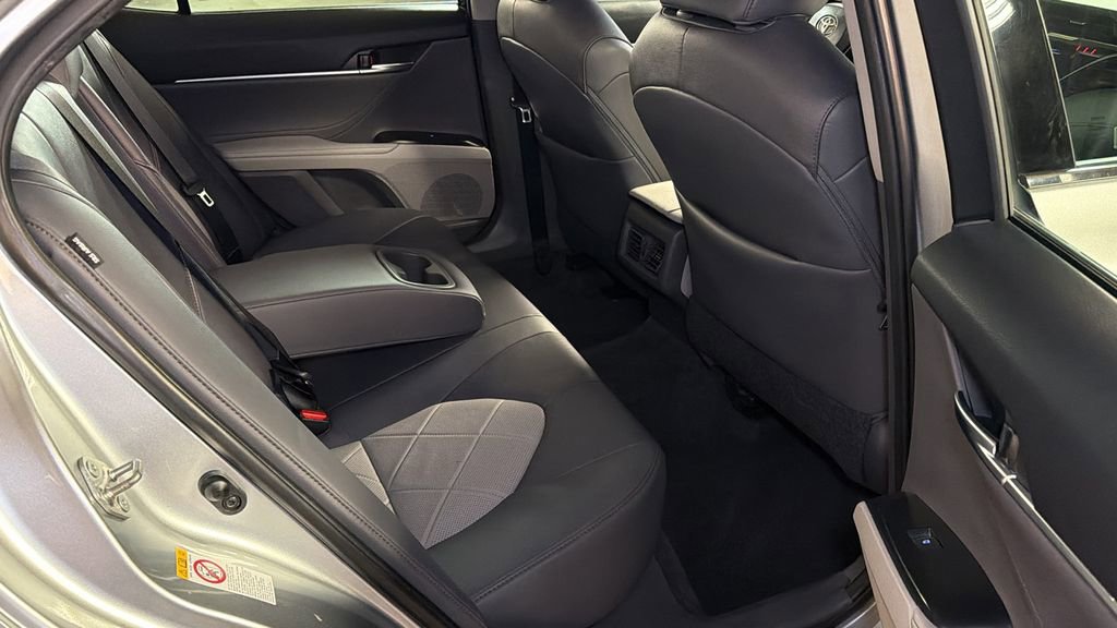 Used 2018 Toyota Camry XLE image 11