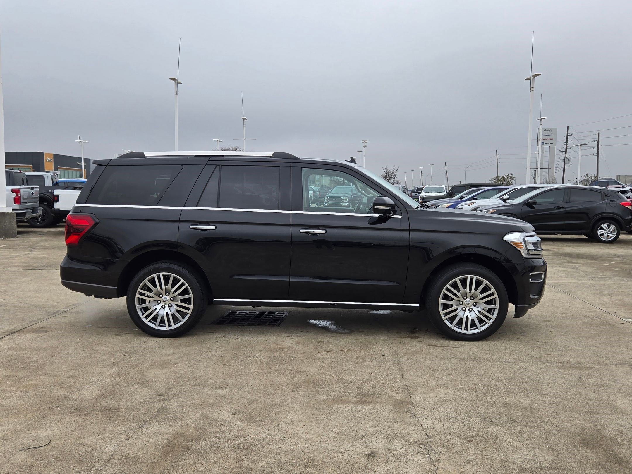 Used 2023 Ford Expedition Limited image 2