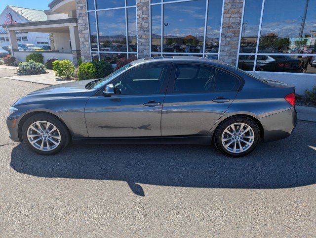 Used 2017 BMW 320i Sedan RWD image 2
