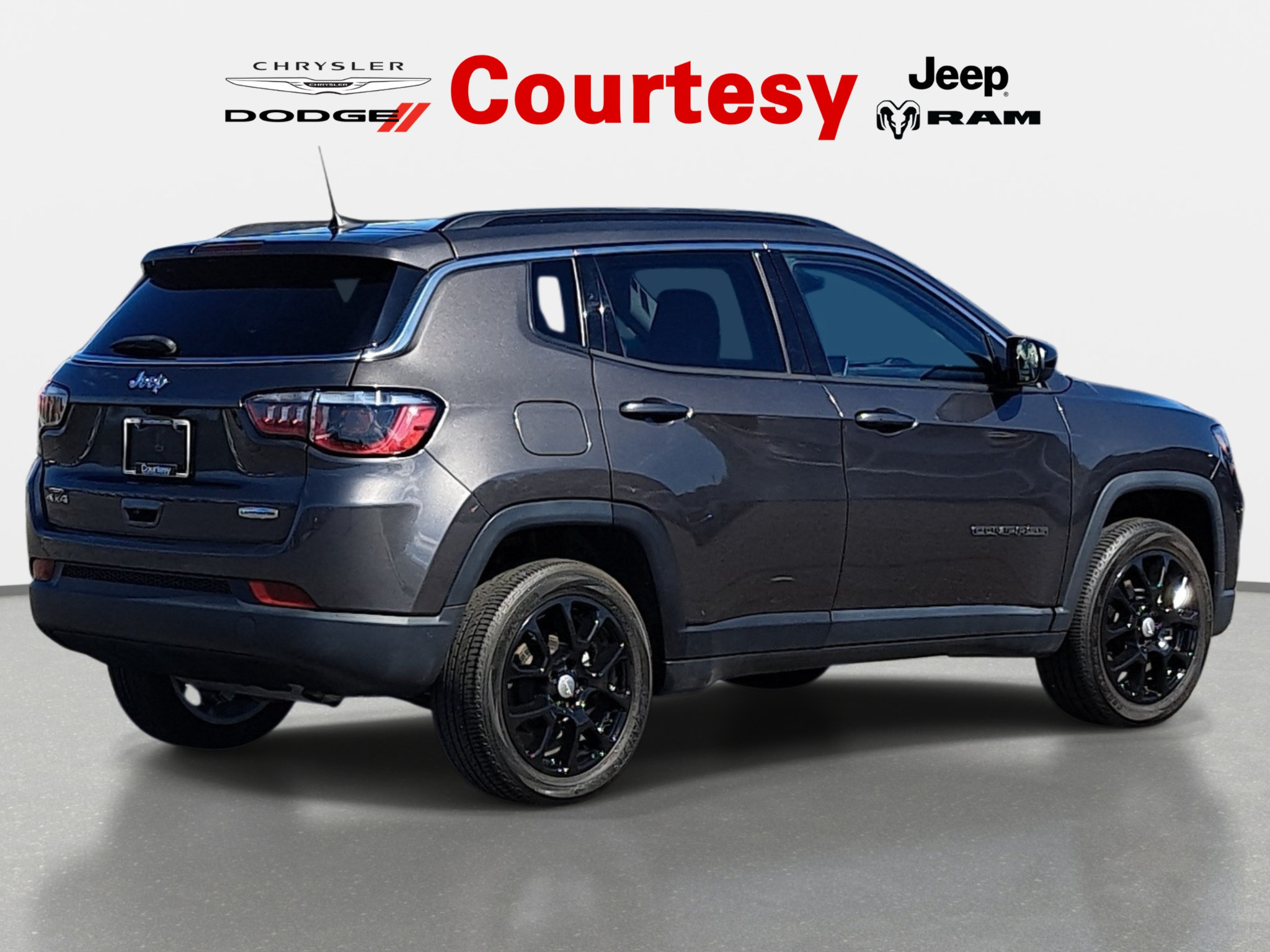 Certified 2023 Jeep Grand Cherokee Limited w/ Trailer Tow Prep Group (B) AWD/4WD image 3