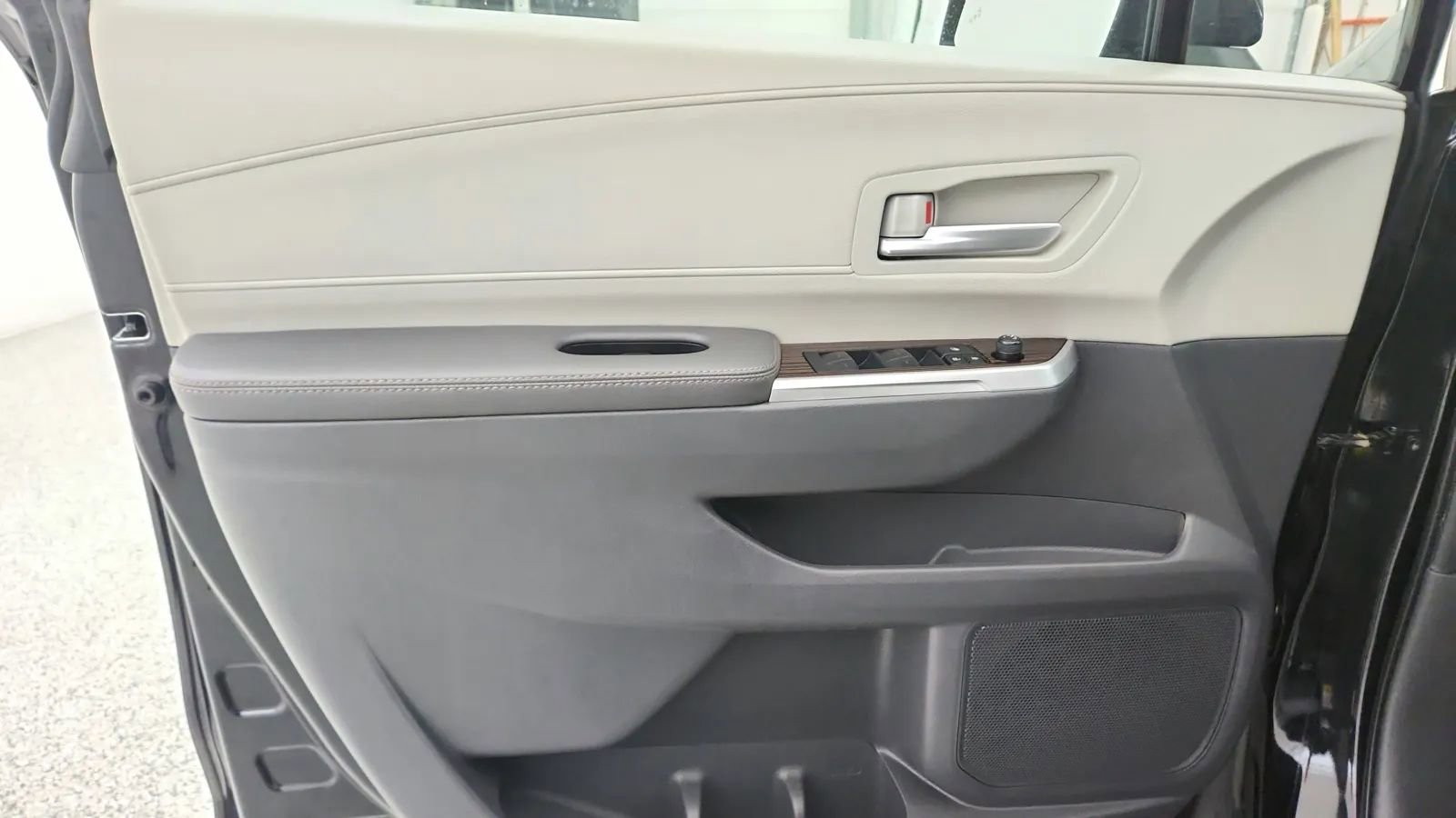 Used 2024 Toyota Sienna XLE image 27