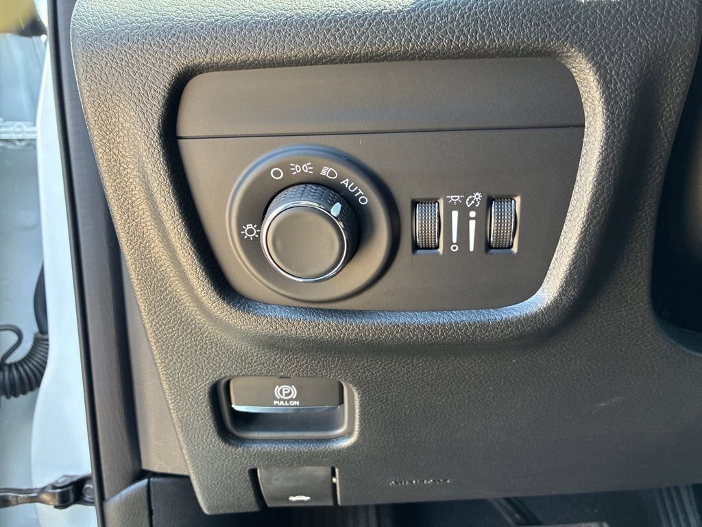 Used 2025 Jeep Grand Cherokee L Laredo image 13