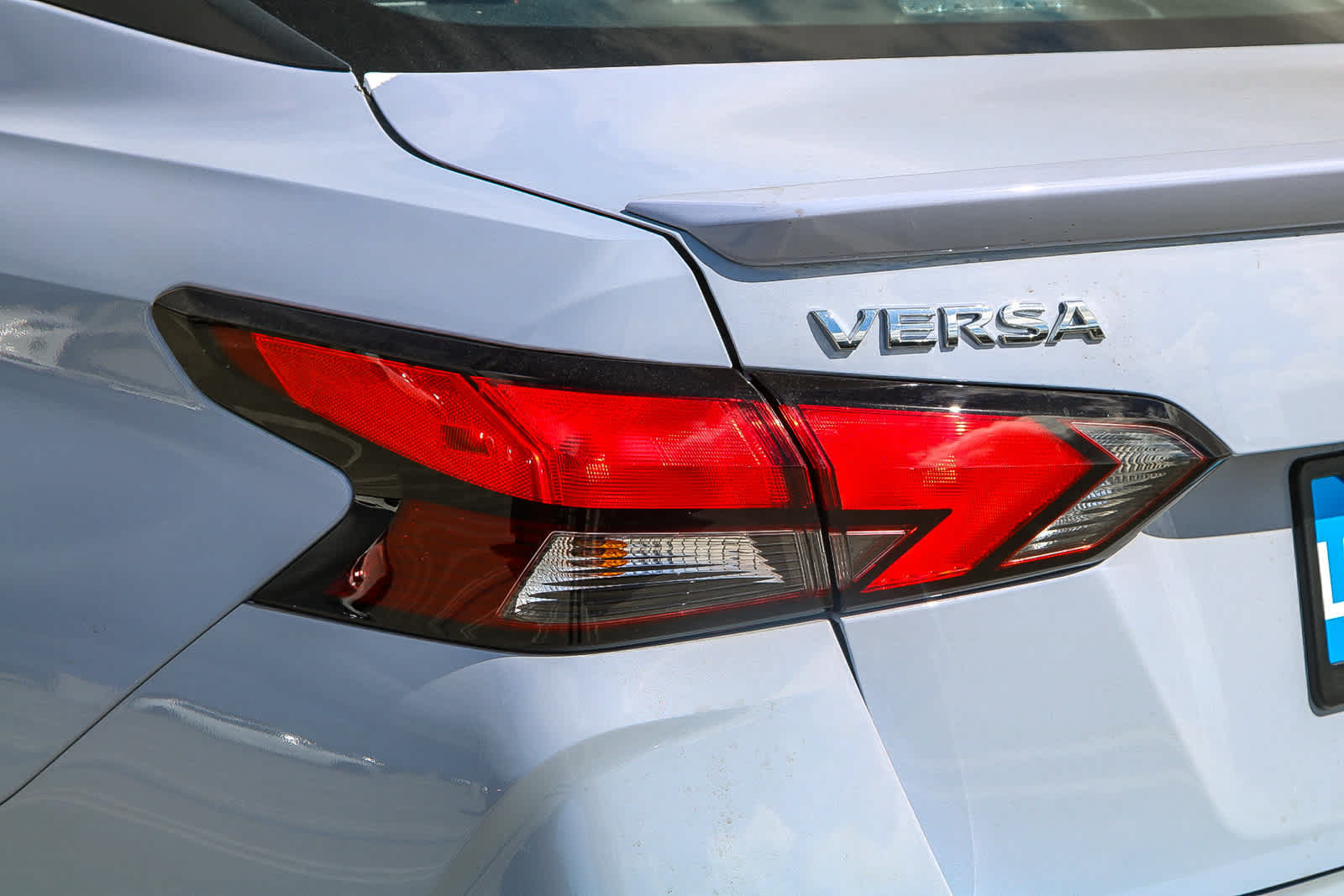 New 2025 Nissan Versa SR w/ Trunk Package FWD image 9