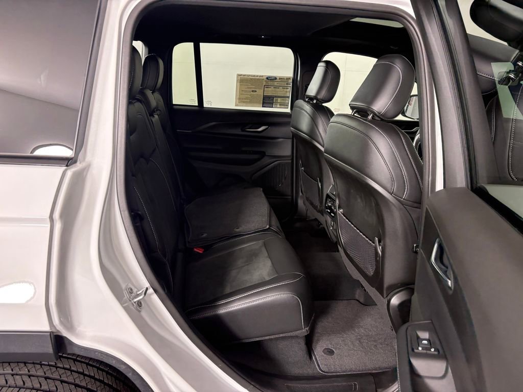 Used 2025 Jeep Grand Cherokee Altitude AWD/4WD image 35