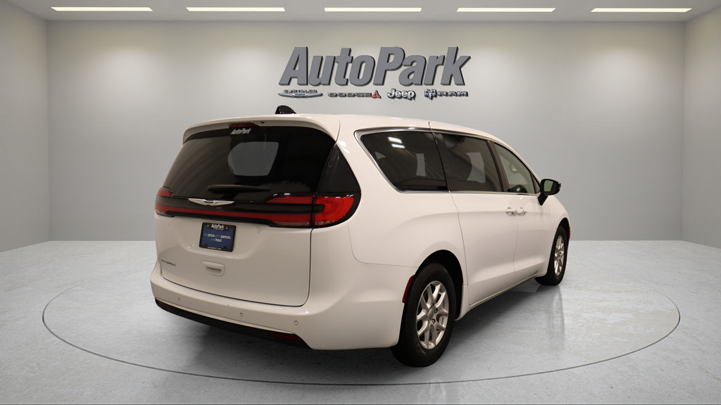 Used 2025 Chrysler Pacifica Select FWD image 10