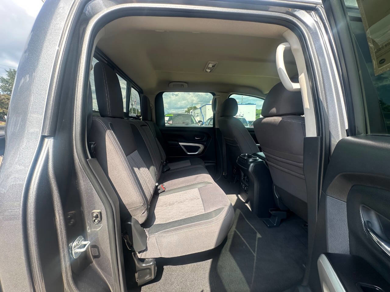 Used 2021 Nissan Titan SV w/ SV Convenience Package image 17