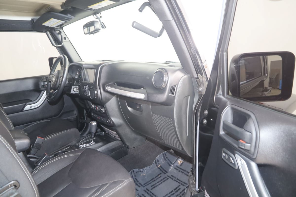 Used 2015 Jeep Wrangler Unlimited Sahara w/ Connectivity Group AWD/4WD image 35