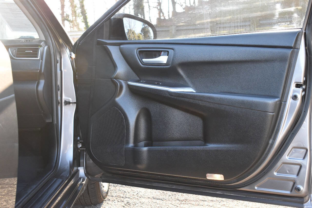 Used 2015 Toyota Camry LE FWD image 9