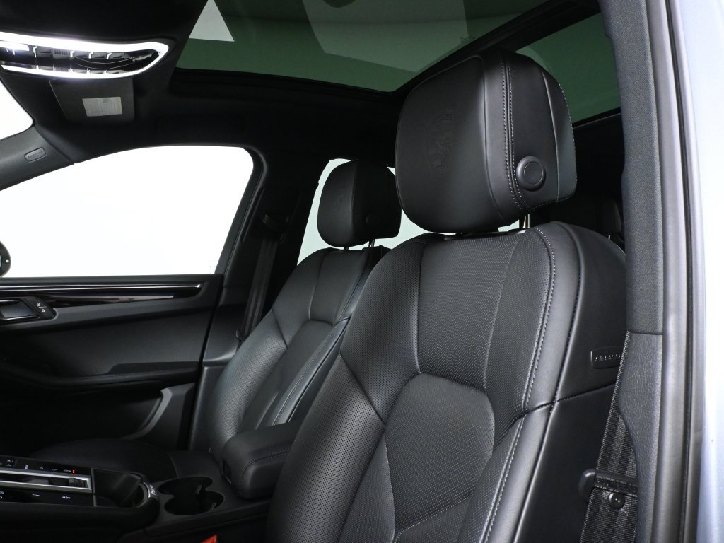 Used 2025 Porsche Macan Turbo AWD/4WD image 15