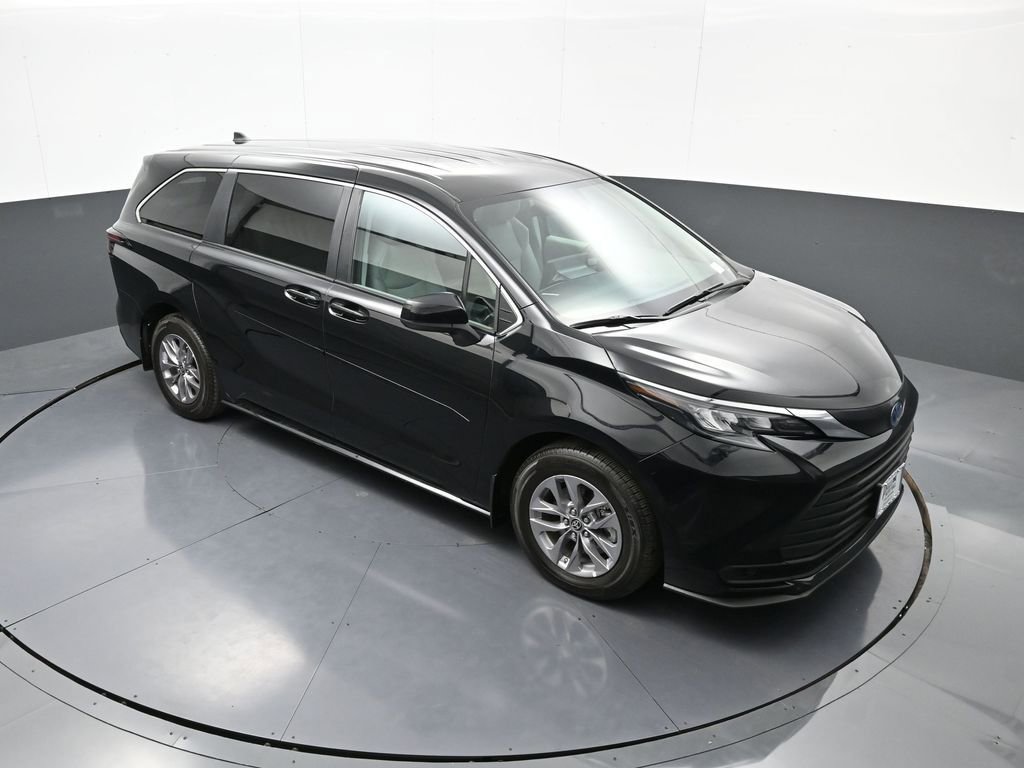 Used 2024 Toyota Sienna LE w/ Protection Package (TMS) AWD/4WD image 32