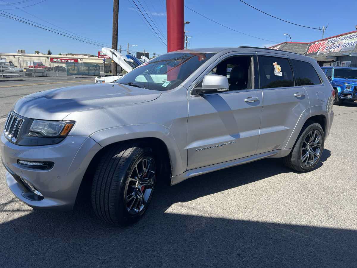 Used 2015 Jeep Grand Cherokee SRT w/ Luxury Group II AWD/4WD image 3