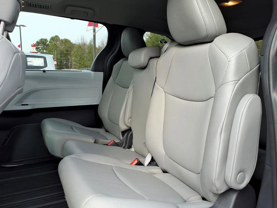 Used 2025 Toyota Sienna XLE image 13