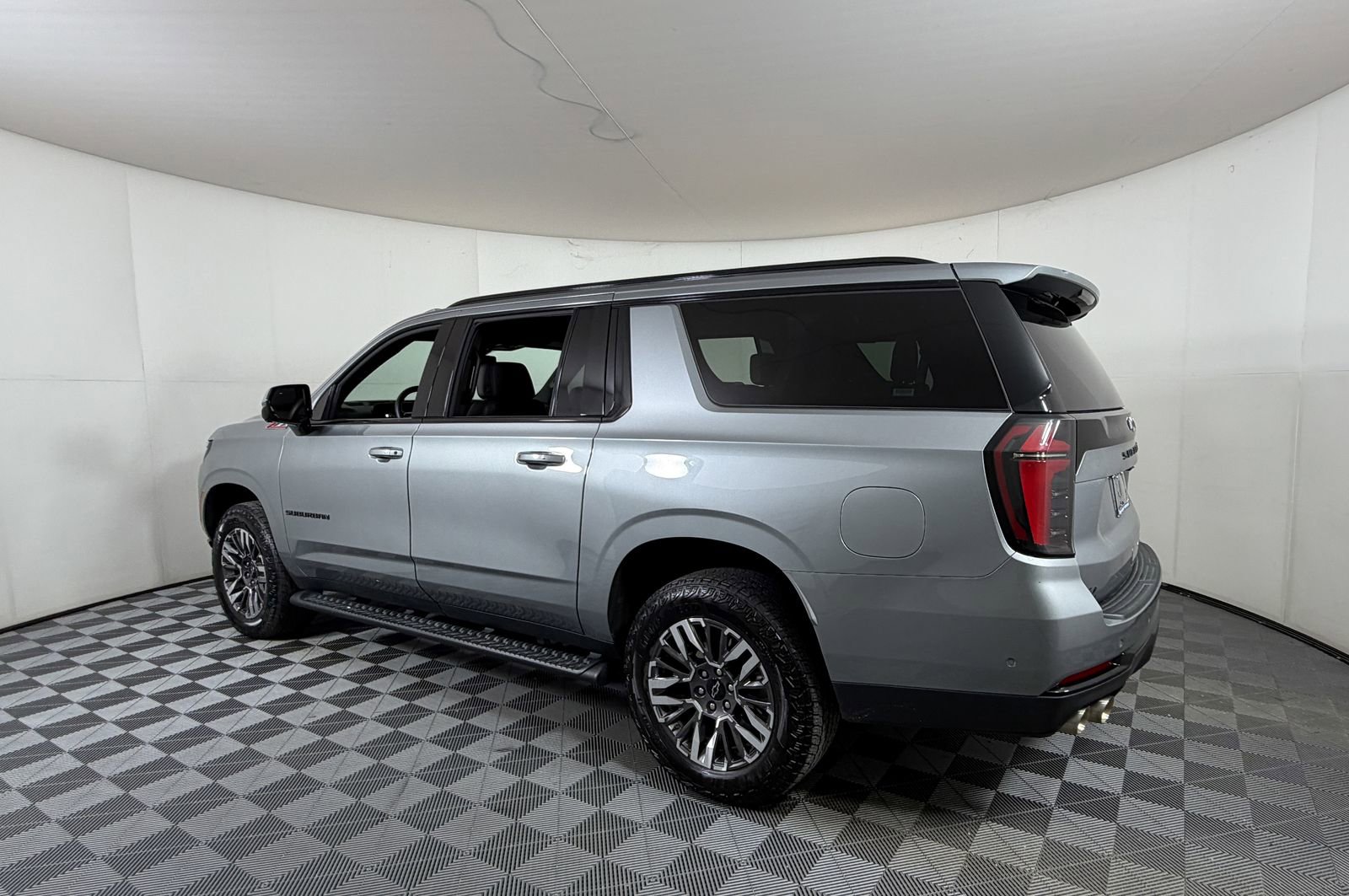 Used 2025 Chevrolet Suburban Z71 AWD/4WD image 3