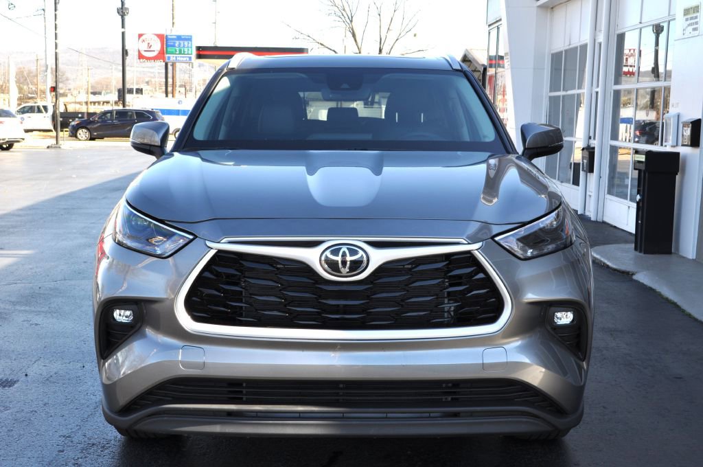 Used 2025 Toyota Highlander XLE image 3