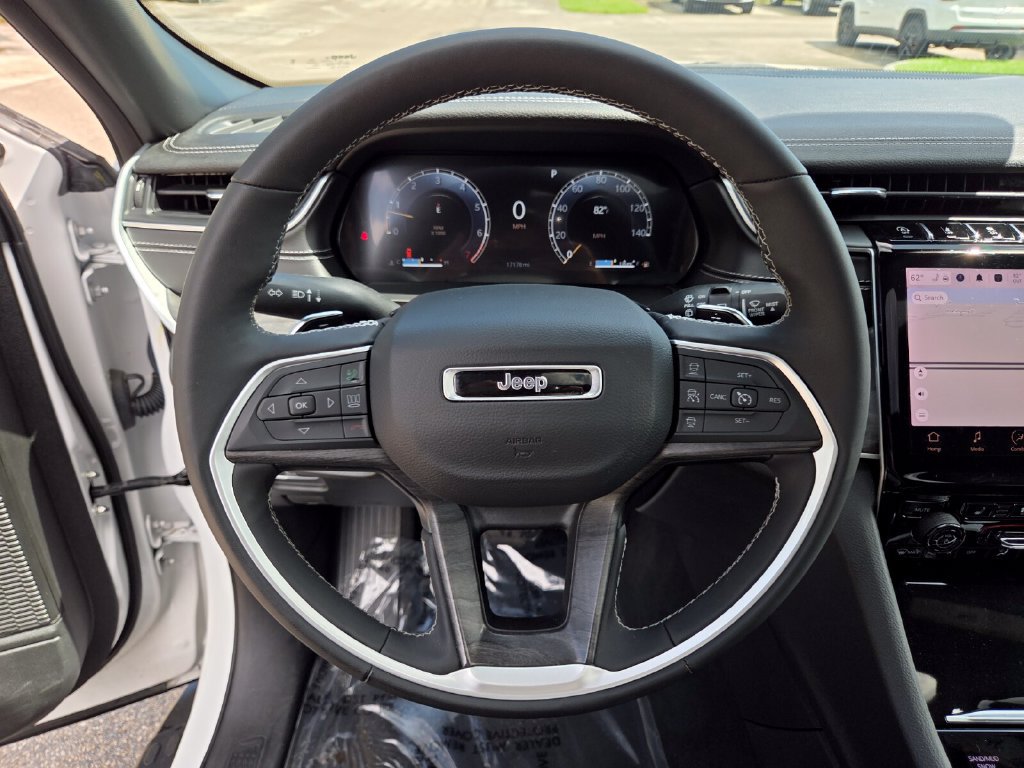 Used 2025 Jeep Grand Cherokee Limited AWD/4WD image 33