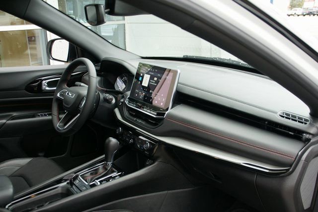 Used 2025 Jeep Compass Trailhawk image 36