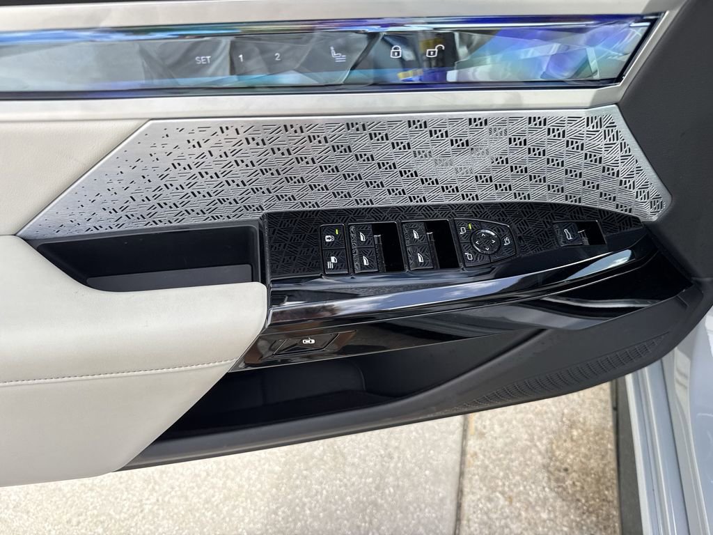 Used 2023 BMW 760i xDrive image 40