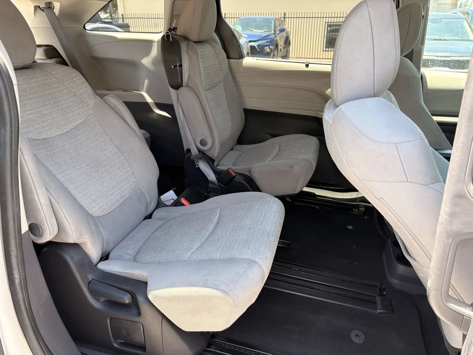 Used 2023 Toyota Sienna LE FWD image 7