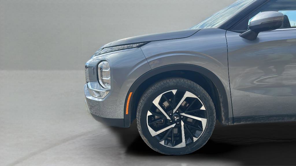 Used 2024 Mitsubishi Outlander SE image 9