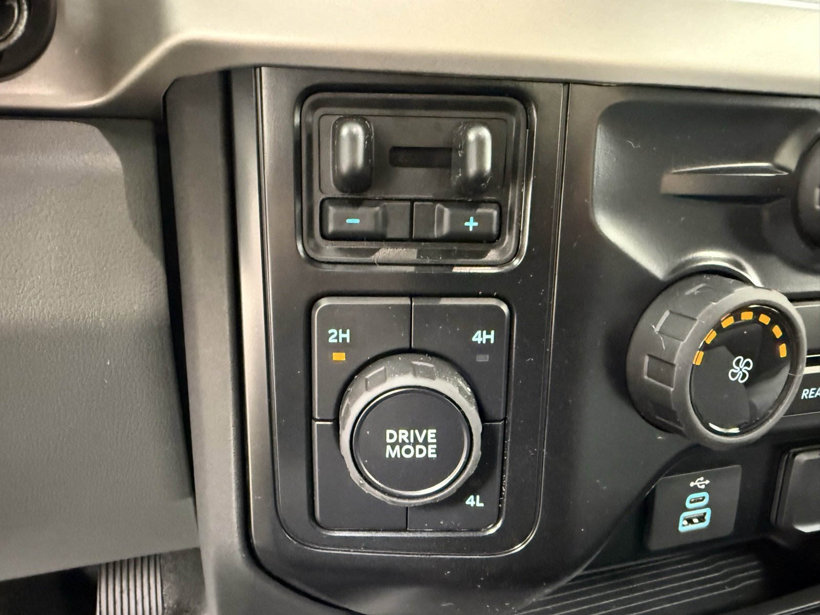 New 2025 Ford F350 XLT w/ XLT Value Package image 15