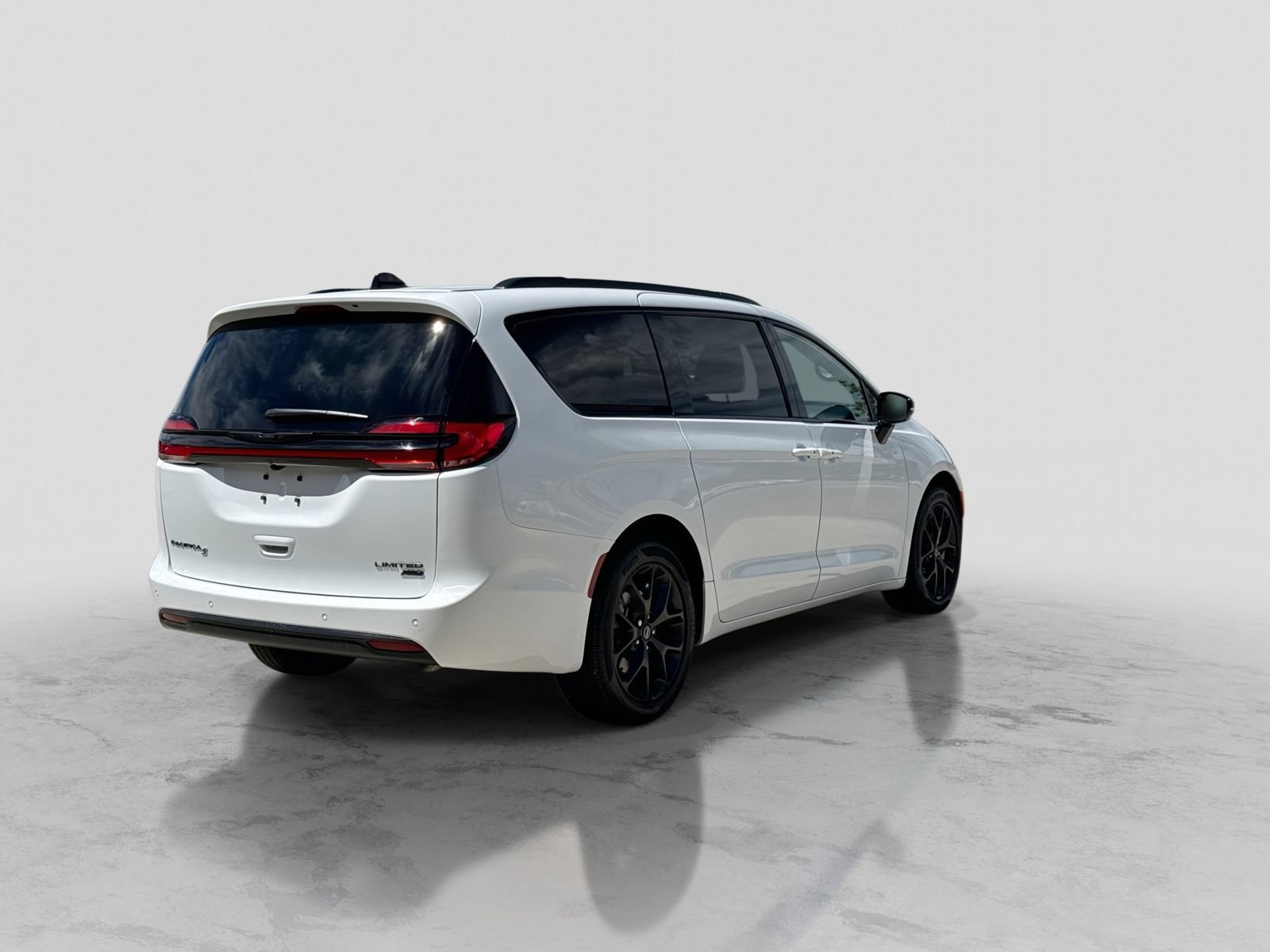 Used 2026 Chrysler Pacifica Limited w/ S Appearance Package AWD/4WD image 8