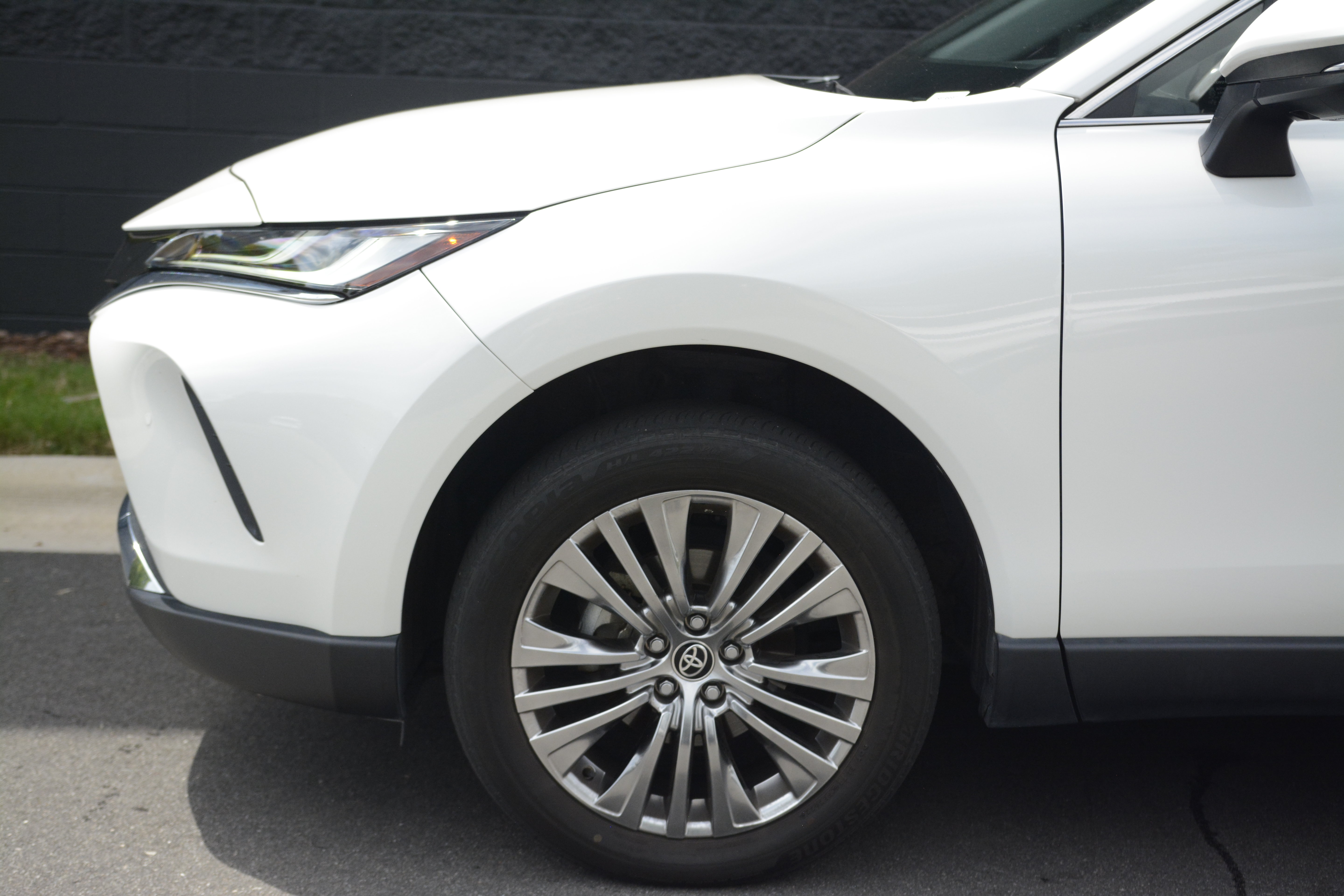 Used 2022 Toyota Venza XLE AWD/4WD image 36