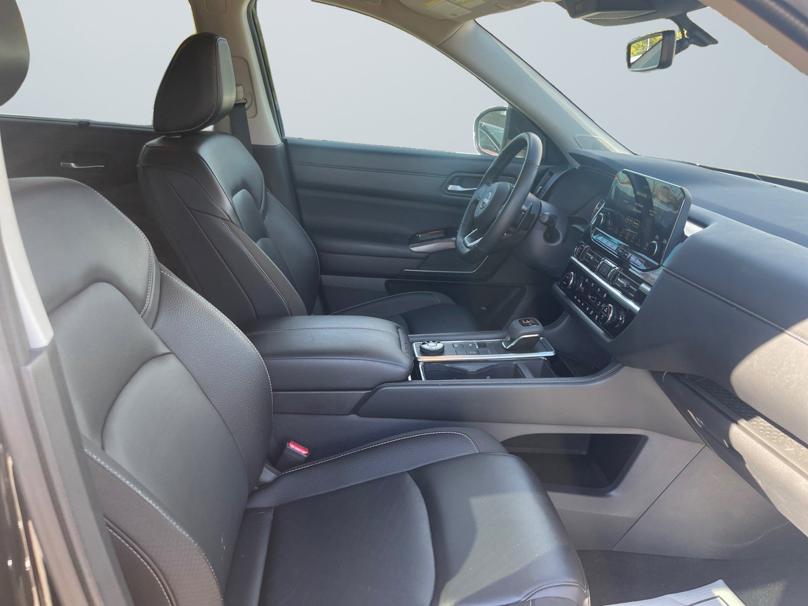 Used 2024 Nissan Pathfinder SL w/ SL Premium Package image 17