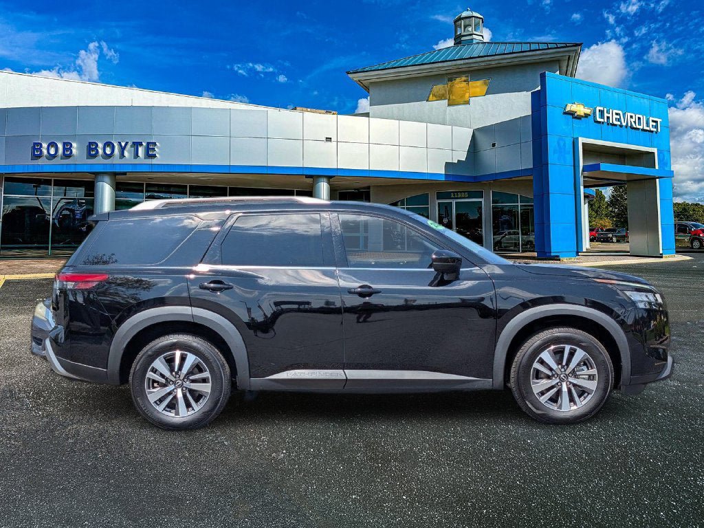 Used 2023 Nissan Pathfinder SL w/ Lighting Package (N92) FWD image 2