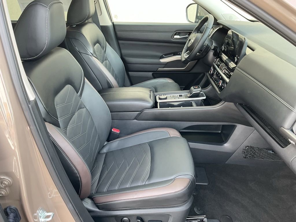 Used 2024 Nissan Pathfinder Platinum AWD/4WD image 19