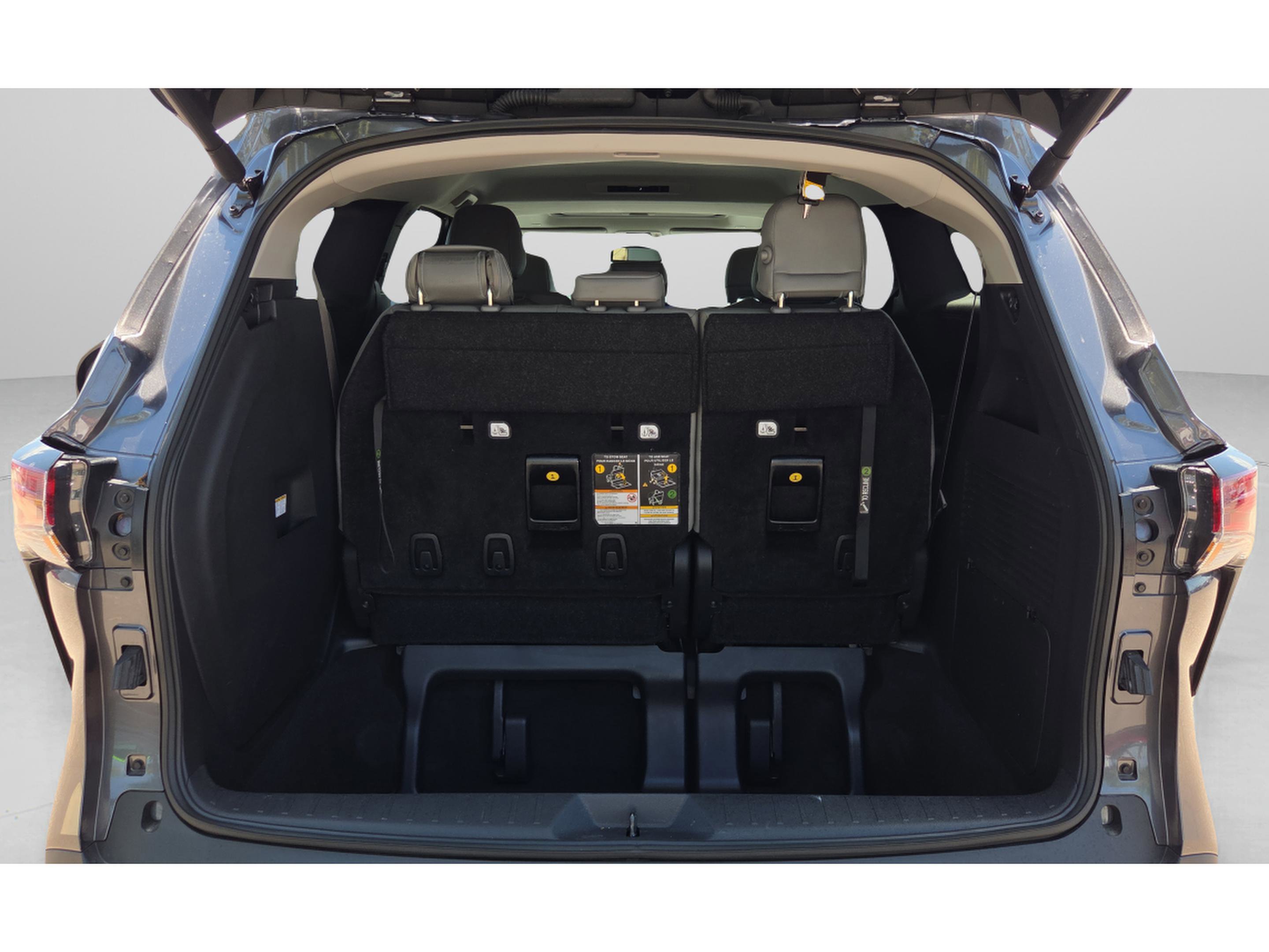 Used 2025 Toyota Sienna XLE image 30