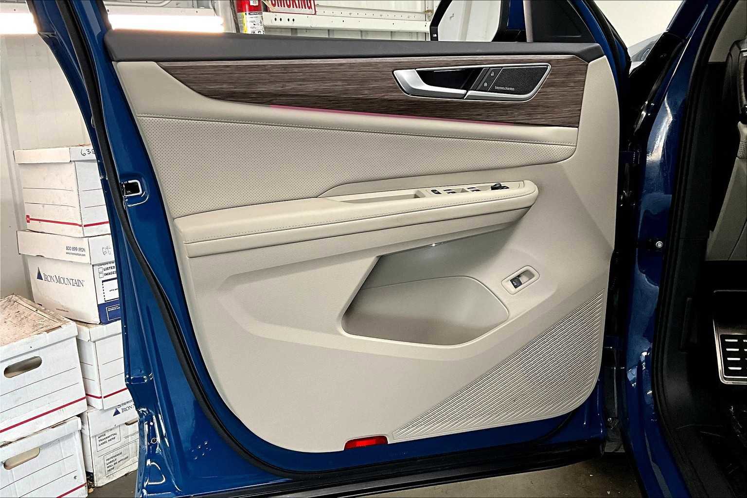 Used 2025 Volkswagen Atlas SEL Premium R-Line image 26