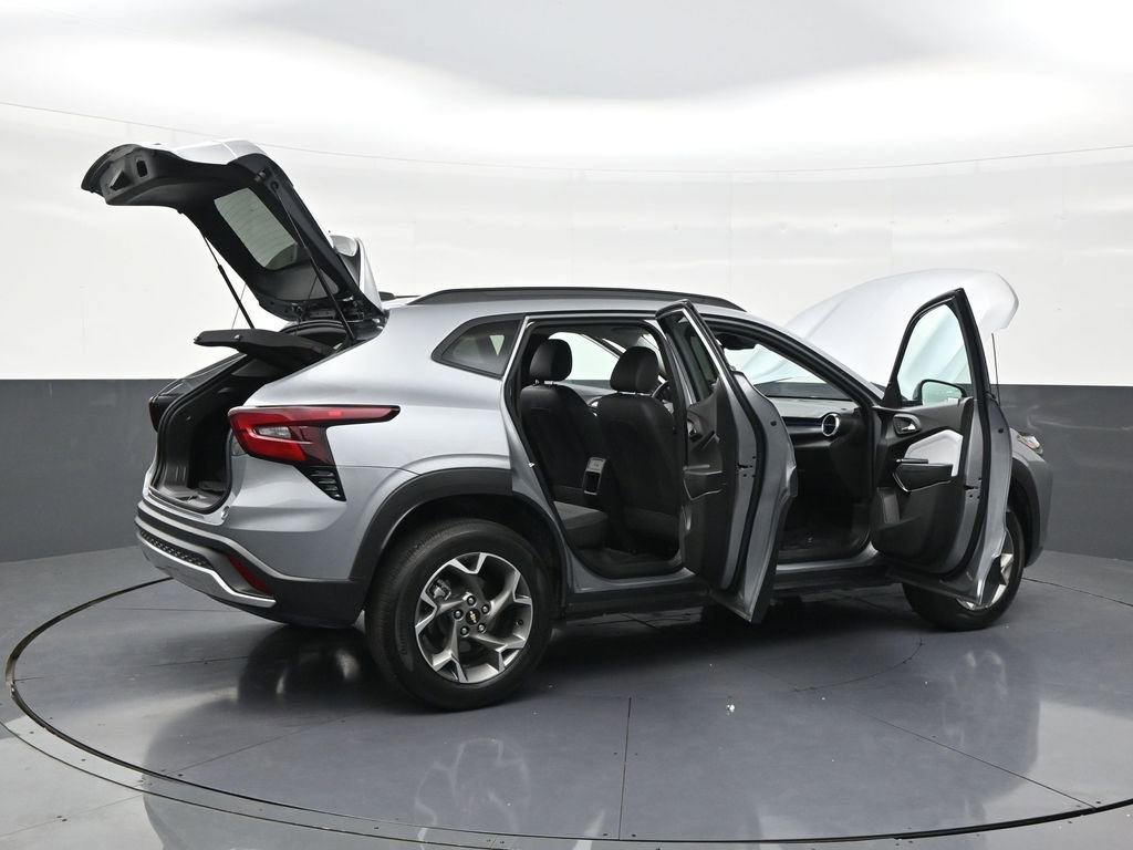 Used 2025 Chevrolet Trax LT FWD image 29