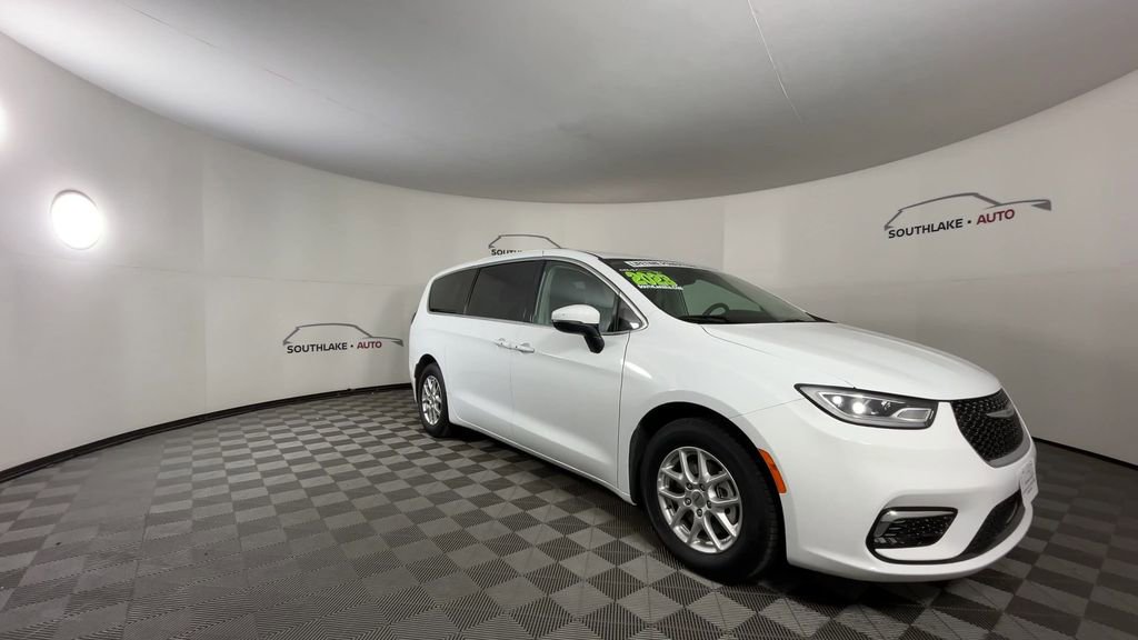 Used 2023 Chrysler Pacifica Touring-L image 2