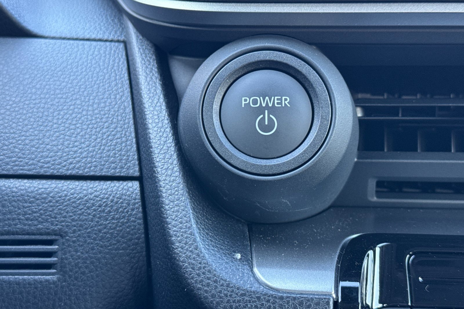 Certified 2025 Toyota Prius LE image 27