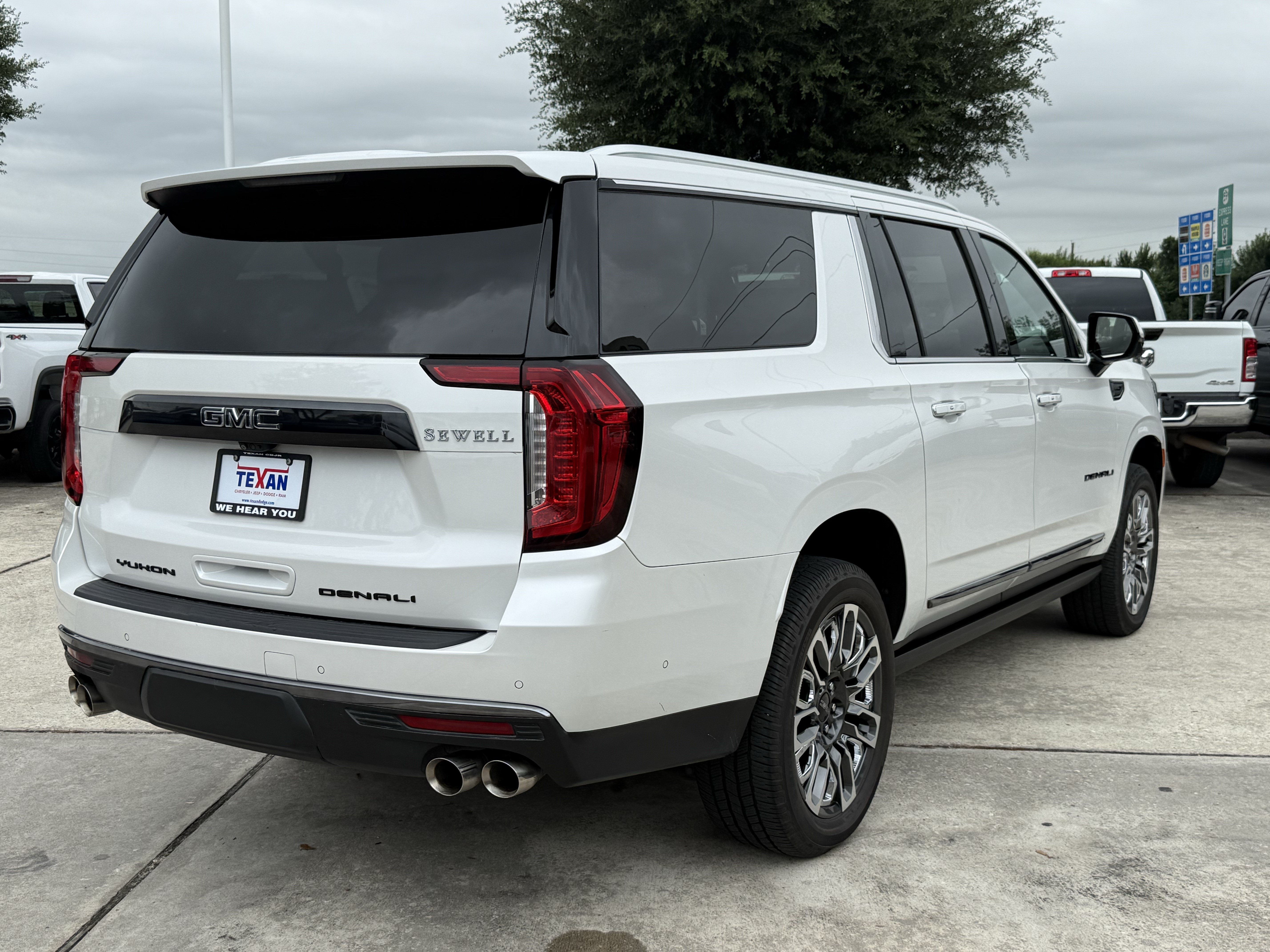 Used 2023 GMC Yukon XL Denali Ultimate AWD/4WD image 5