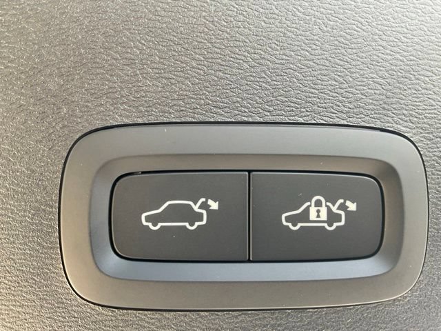 New 2026 Volvo XC40 B4 Core w/ Climate Package FWD image 24